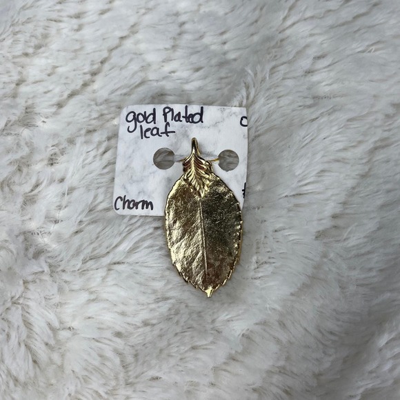 Vintage Gold Plated Leaf Pendant Charm Necklace Jewelry 1 3/4"‎ - Picture 1 of 5